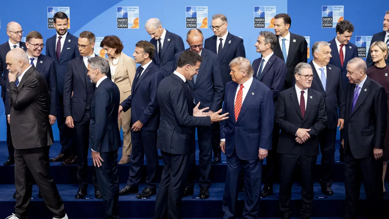 Alle aufs Bild, bitte: Die Staatschefs der NATO-Staaten stellen sich zum Gruppenfoto auf.