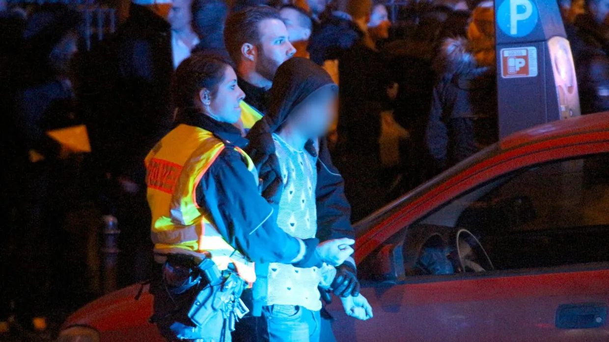 Bald kommt die Verstärkung: Polizisten führen einen Verdächtigen am Kölner Hauptbahnhof in der Silvesternacht ab.