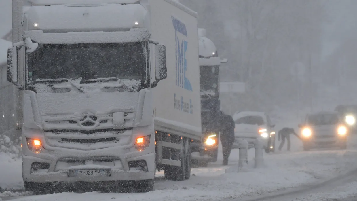 Lastwagen stecken in Beaumont-les-Autels in Frankreich im Schnee fest