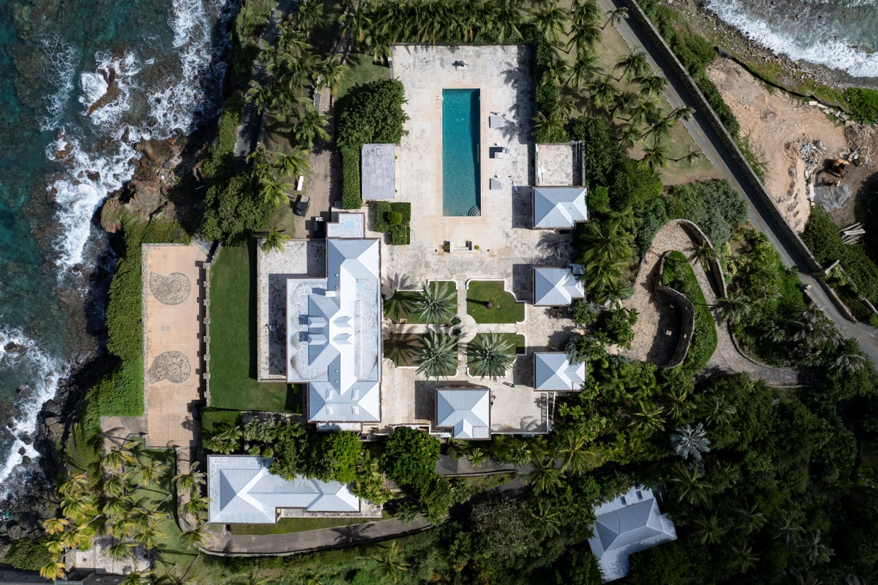 Vogelperspektive auf Pool und Häuser von Little St. James, der Privatinsel, die Jeffrey Epstein gehörte