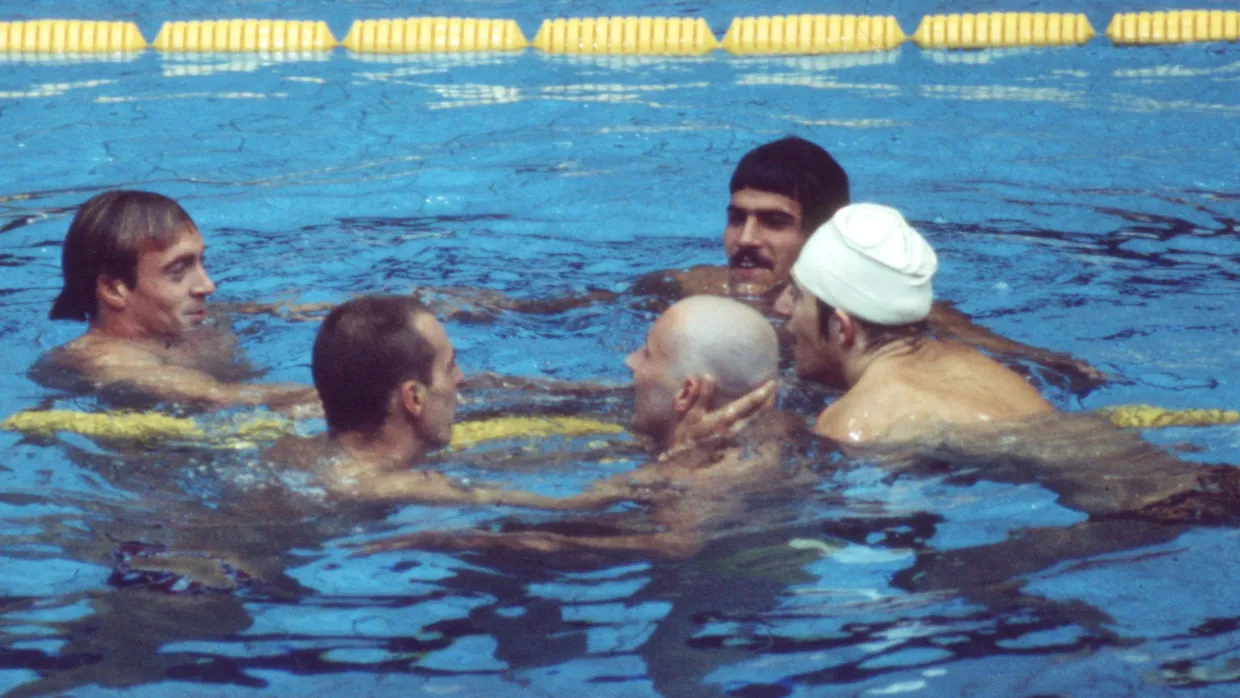 Haare ab für geringeren Wasserwiederstand: Werner Lampe (Mitte) 1972 in München