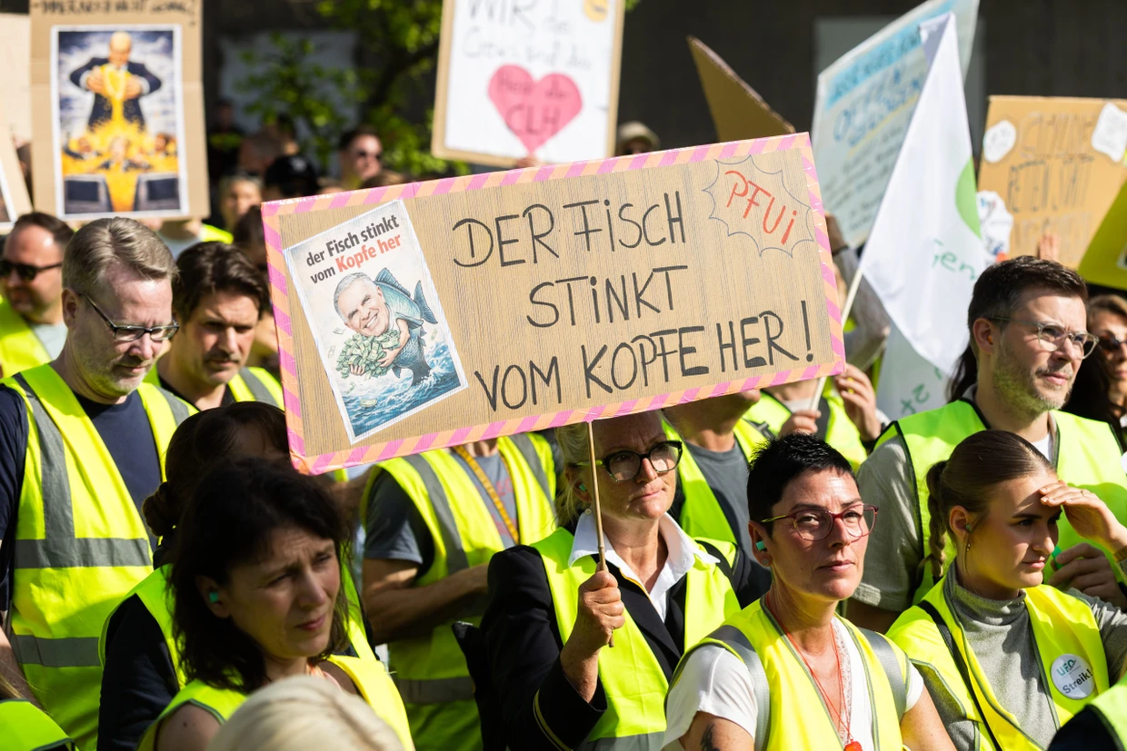 Mientras la gente celebra en el Hangar Uno, el sindicato de auxiliares de vuelo OVNI y la Cockpit Association están en huelga afuera.