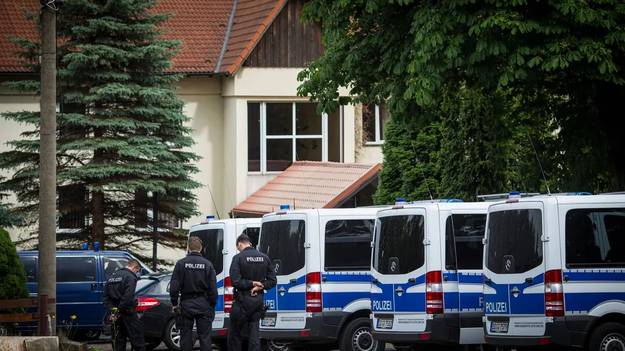 Zuletzt hatte die Polizei in Freital auch viel Arbeit, um Unterkünfte von Asylbewerbern zu sichern (Archivbild 2015)