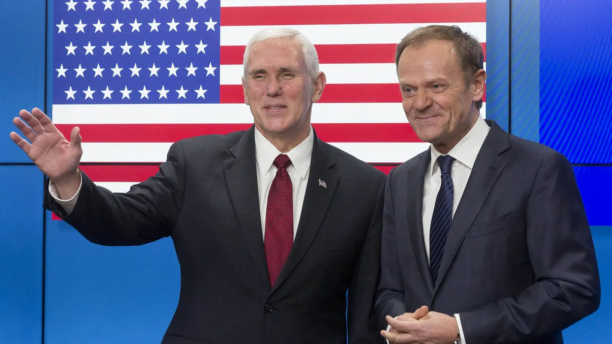 Sie wollen weiter eng zusammenarbeiten: der amerikanische Vizepräsident Mike Pence und der Präsident des Europäischen Rates Donald Tusk