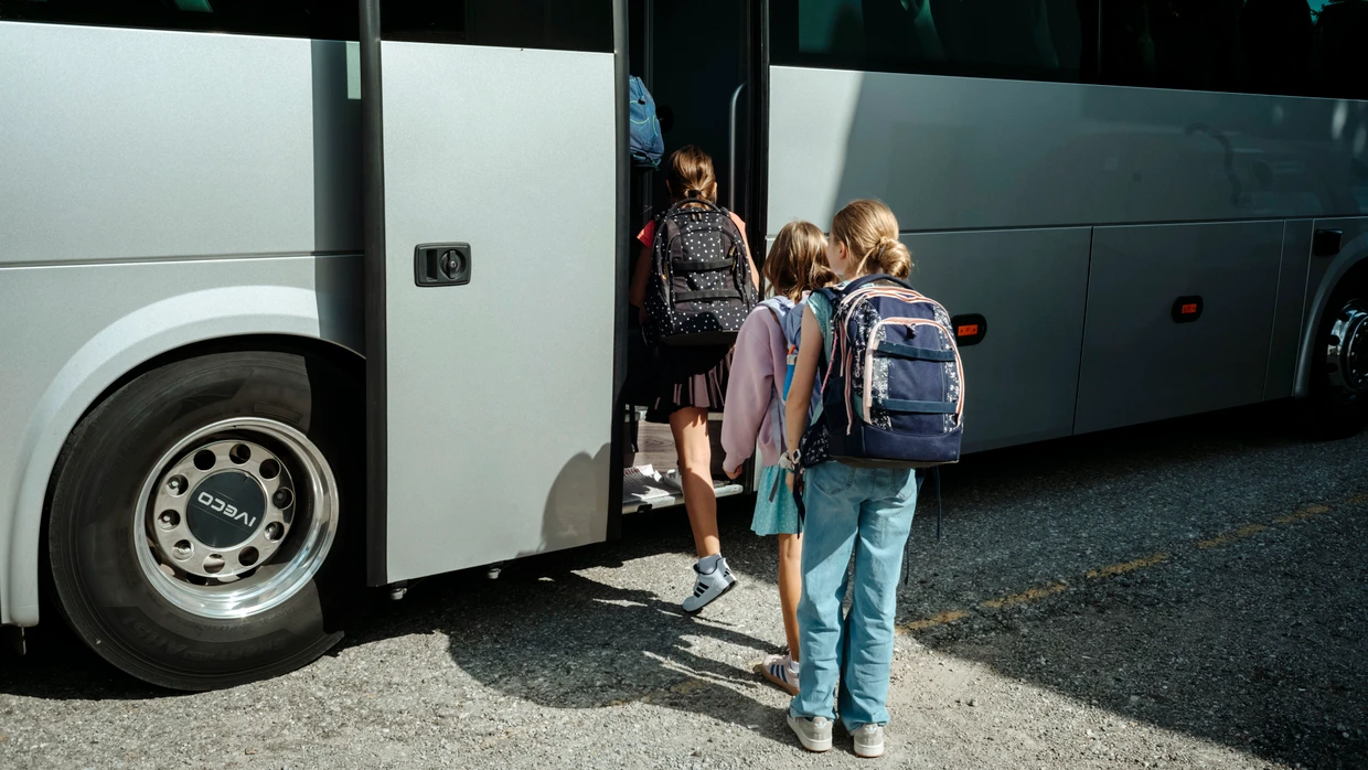 Auf dem Weg zur Demokratiebildung? Schüler steigen in einen Schulbus ein.