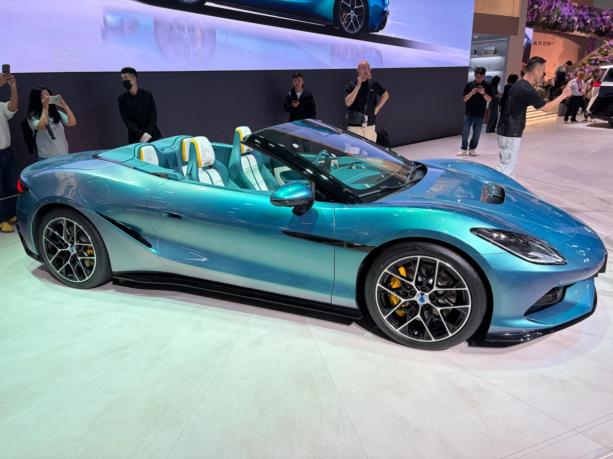 Kaum zu glauben, die trauen sich das: 2+2-sitziges elektrisches Cabriolet von Denza