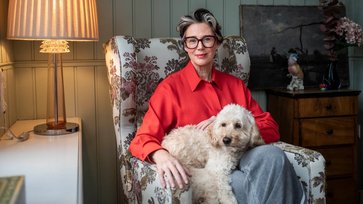 Ildikó von Kürthy in ihrem Haus in Hamburg mit Hündin Hilde