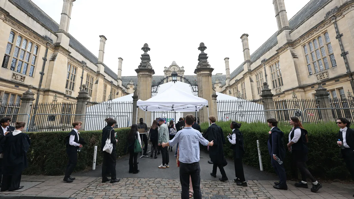 Studenten gehen in Oxford in eines der Colleges für ihr Examen.