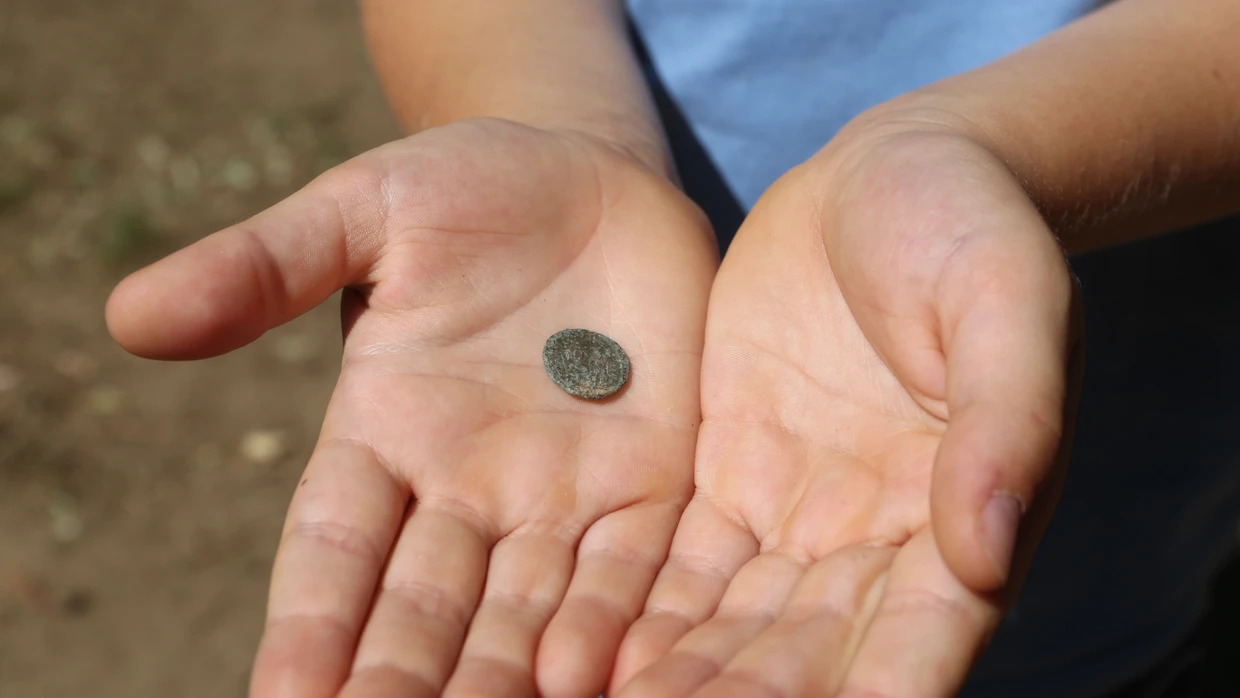 Das rund 1700 Jahre alte Fundstück stammt demnach aus einer Zeit, als die römische Herrschaft in der Region schon zu Ende war.