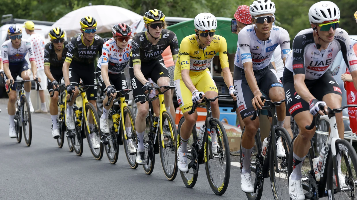Als die Tour noch ein Duell war: Tadej Pogačar (im Gelben Trikot) und das Visma-Team mit dem nun ausgeschiedenen Jonas Vingegaard (gepunktetes Trikot)