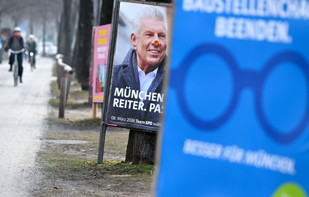Mit Sticker auf der Nase: Dieter Reiter auf seinem „Passt“-Plakat in München