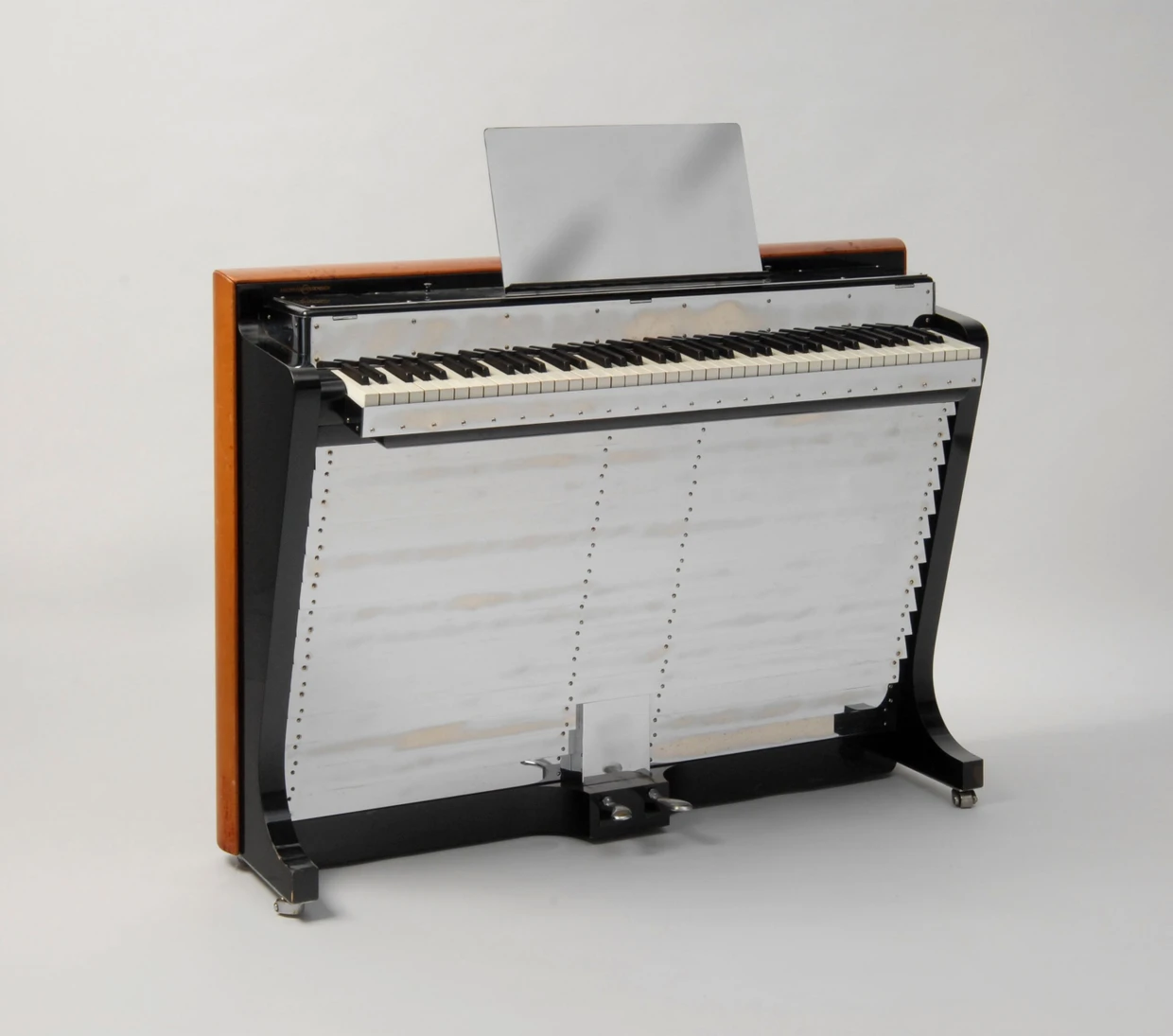 Das Piano des dänischen Designers Poul Henningsen von 1935 trägt noch Neusachliches in sich.
