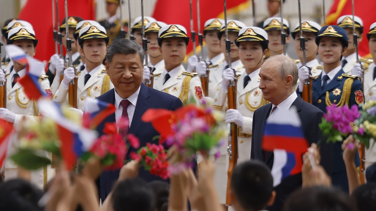 Nicht auf Augenhöhe: Wladimir Putin am 20. Mai bei seinem Besuch in Peking mit Xi Jinping