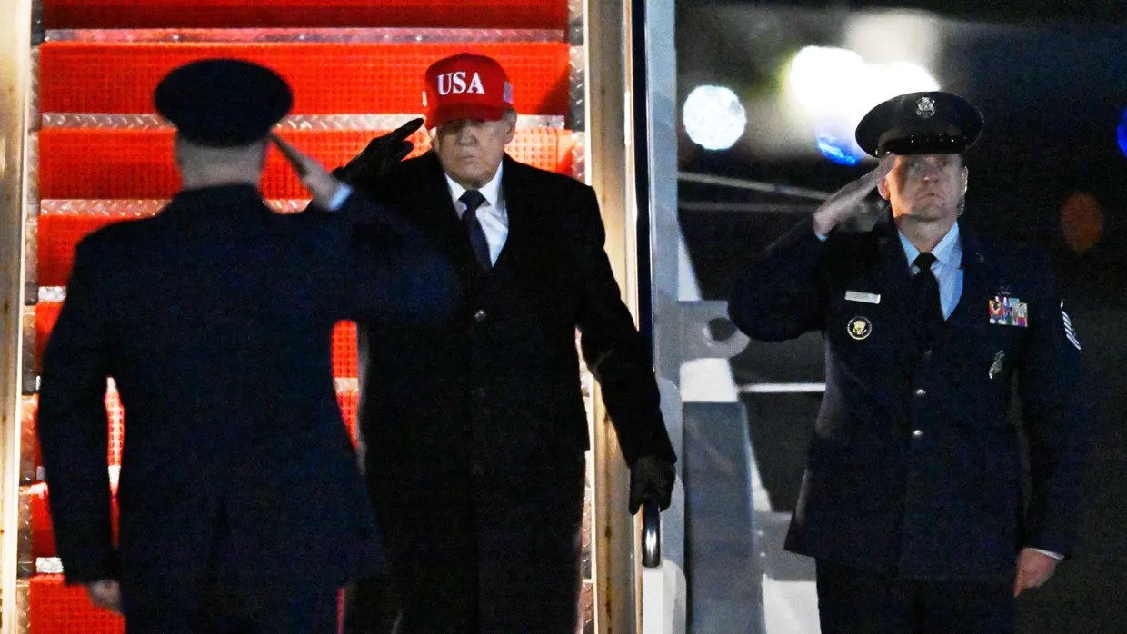 Zurück in Washington: Präsident Donald Trump verlässt am Sonntag das Präsidentenflugzeug.