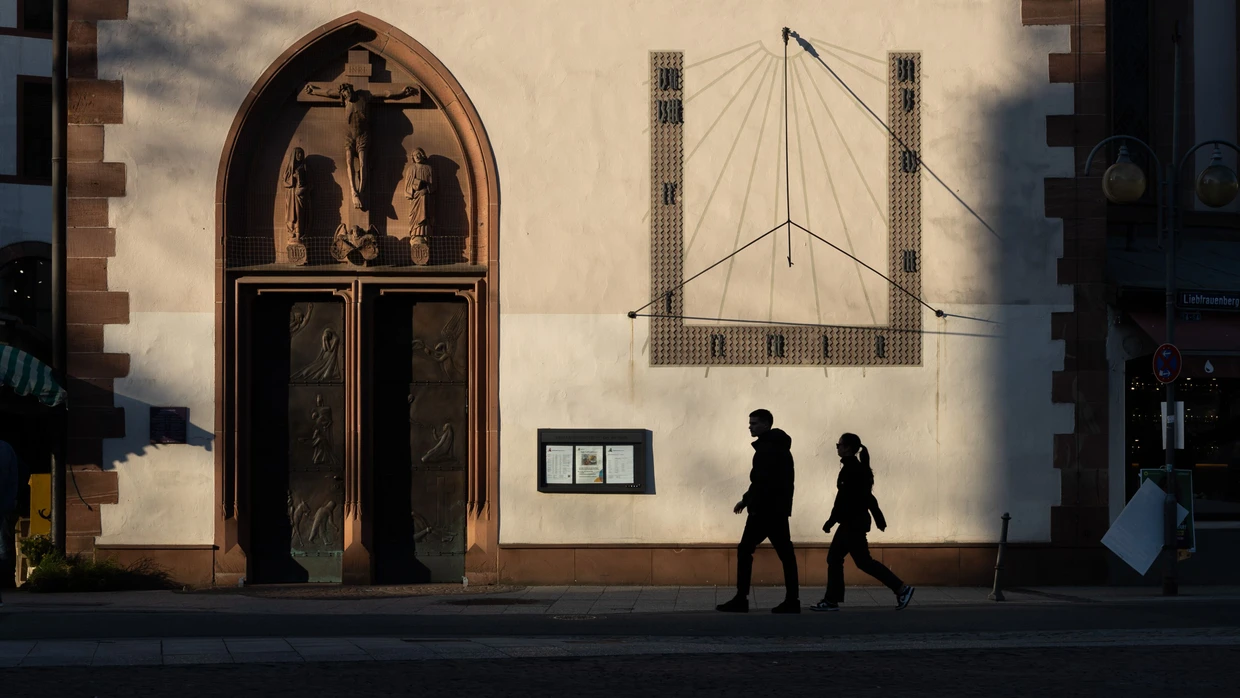 Passanten laufen an der Liebfrauenkirche in der Frankfurter Innenstadt vorbei.