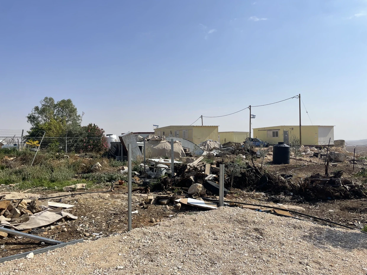 „Sie wollen uns von allen Seiten einkreisen“: Container, die israelische Siedler in Umm al Kheir aufgestellt haben