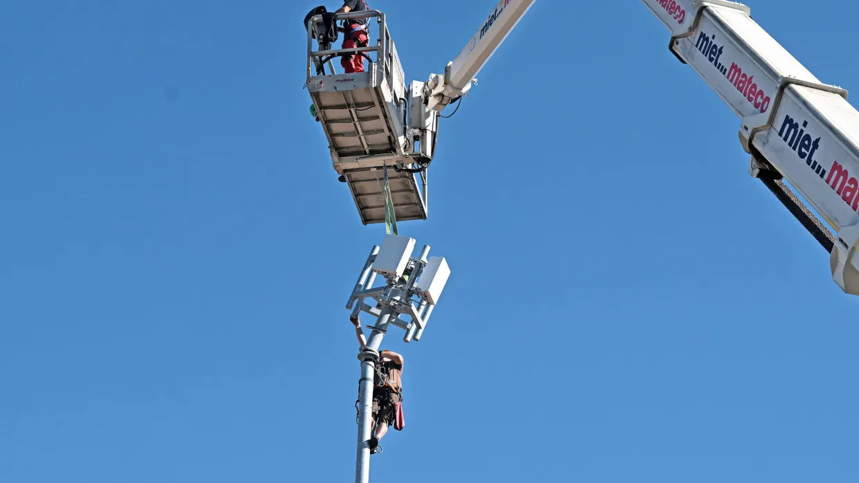 Schnelles Internet: Techniker installieren eine 5G-Mobilfunkantenne.