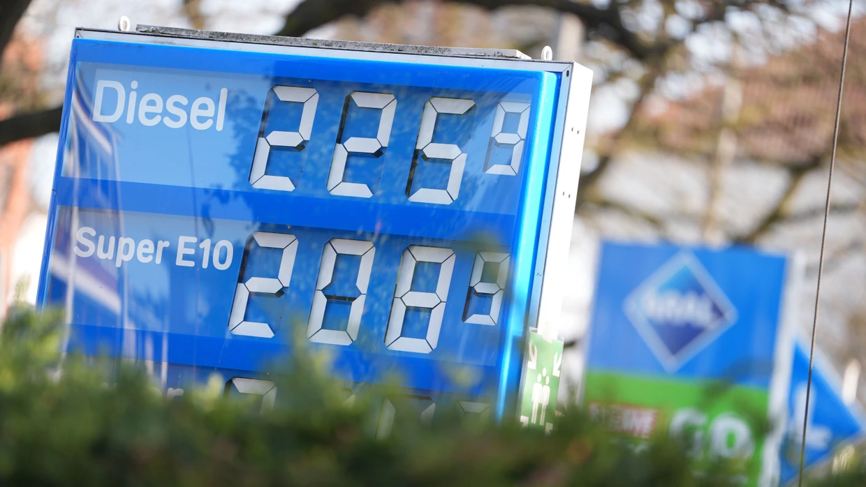 Der Literpreis für Diesel in Höhe von 225,9 Cent wird an einer Tankstelle in Hamburg angezeigt. Die Ölpreise steigen wegen des Iran-Konflikts deutlich.