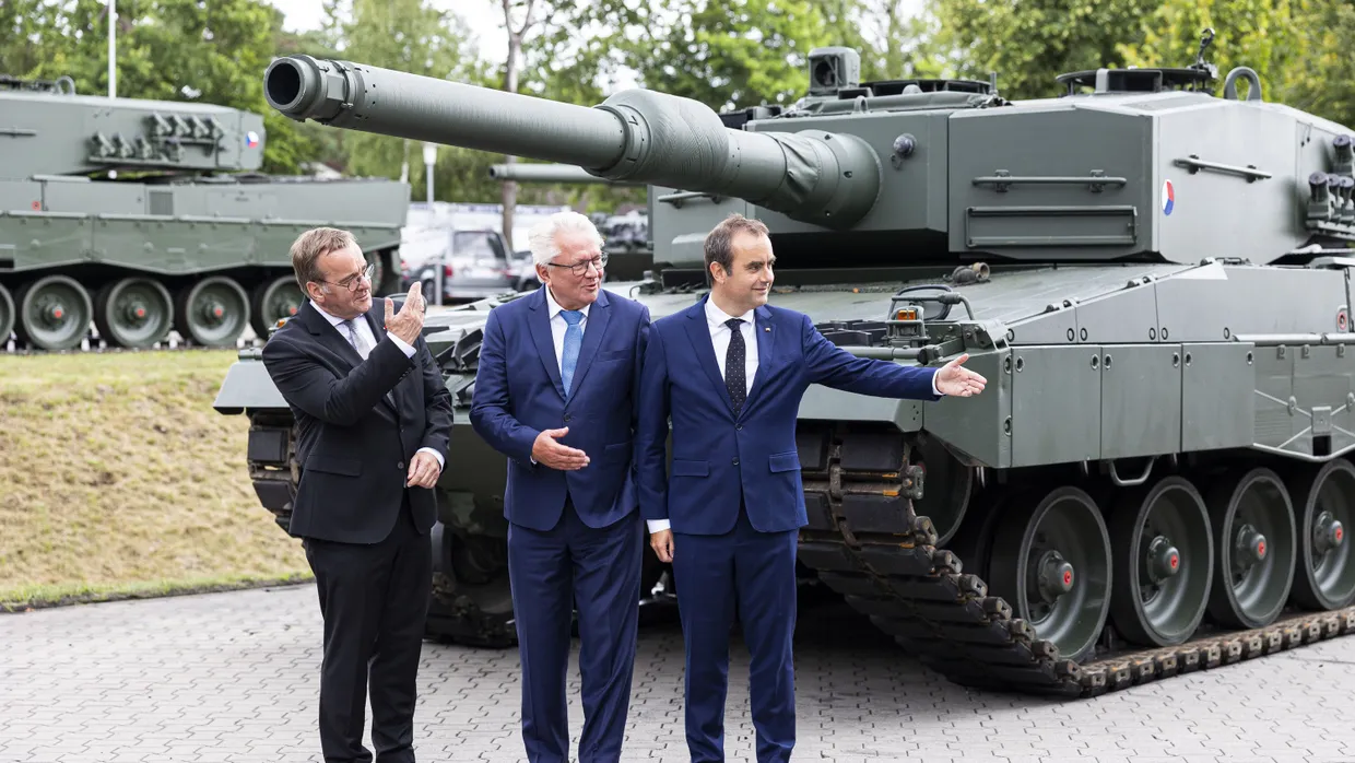Auch so sieht Zeitenwende aus: Rheinmetall-Chef Armin Papperger (Mitte) umringt vom deutschen und französischen Verteidigungsminister