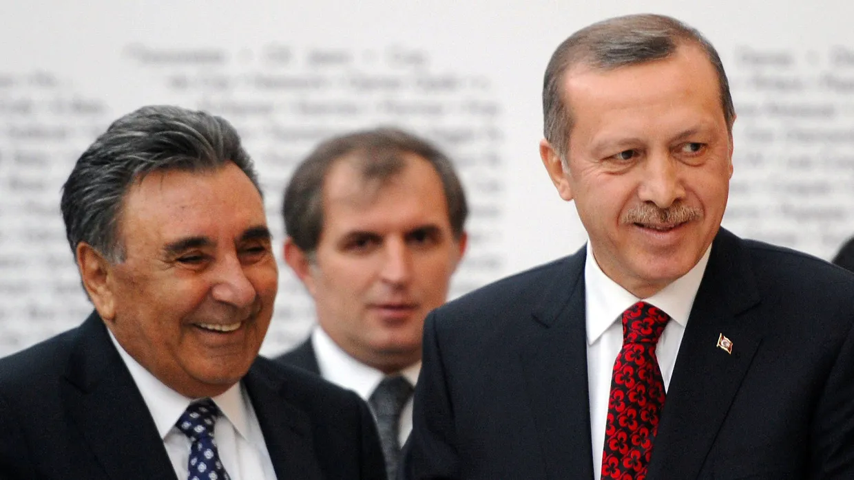 Nicht, dass seine Mediengruppe gegen Erdogan opponierte, aber sie konnte doch unterschiedlichen Stimmen ein Forum geben: Aydin Dogan mit dem türkischen Präsidenten im April 2012 in Istanbul.