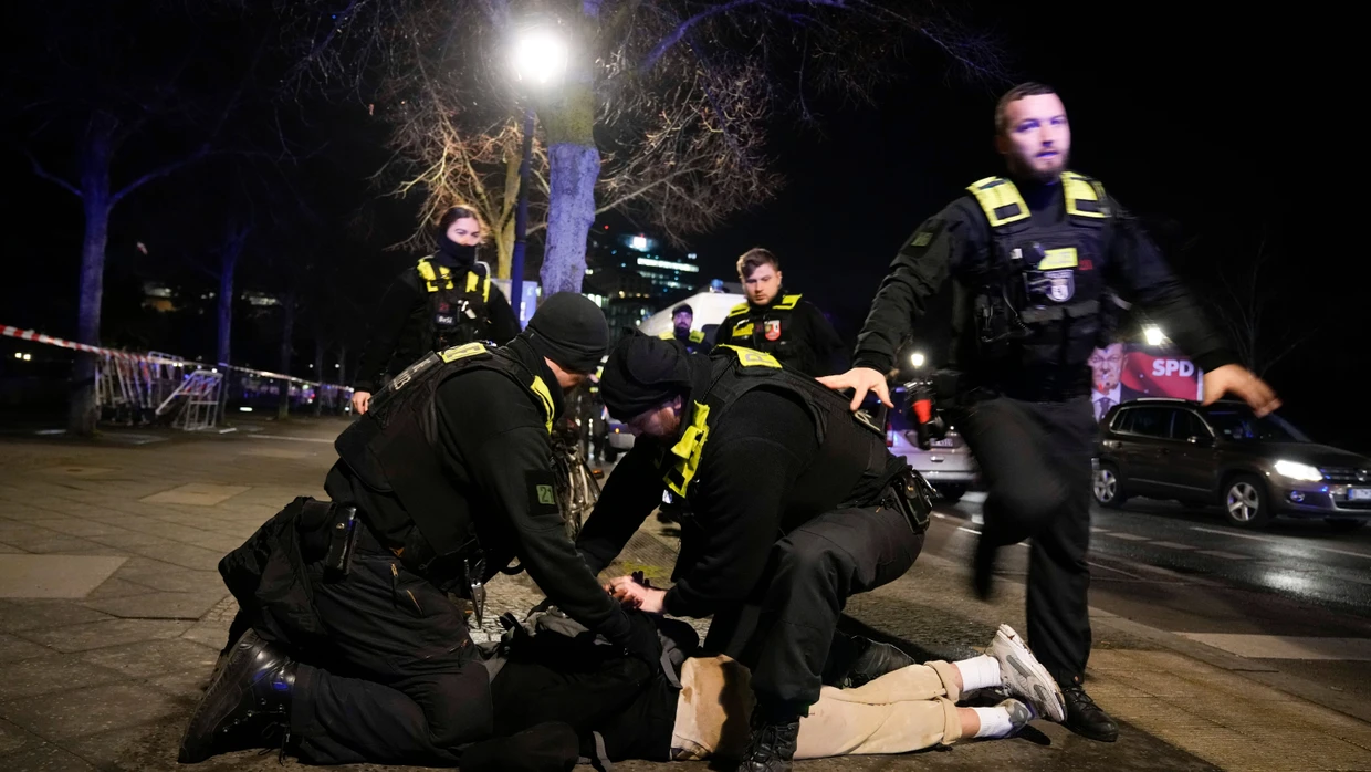 21. Februar 2025 in Berlin: Polizeibeamte halten einen Mann am Holocaust-Mahnmal fest, der zuvor einen anderen Mann schwer verletzt hat.