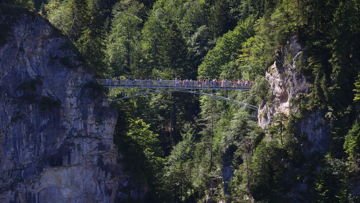 Touristen stehen auf der Marienbrücke nahe dem Schloss Neuschwanstein, in deren Nähe sich der Angriff auf die Frauen ereignete.