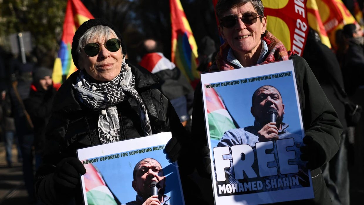 Demonstranten halten am Freitag in Turin Schilder, die die Freilassung Mohamed Shahins fordern.