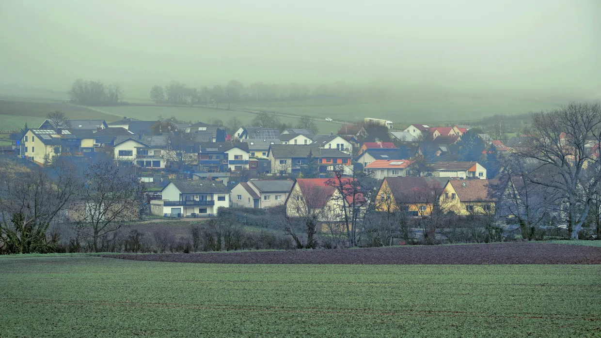 Blick auf Gauersheim im Nebel Mitte Dezember 2025