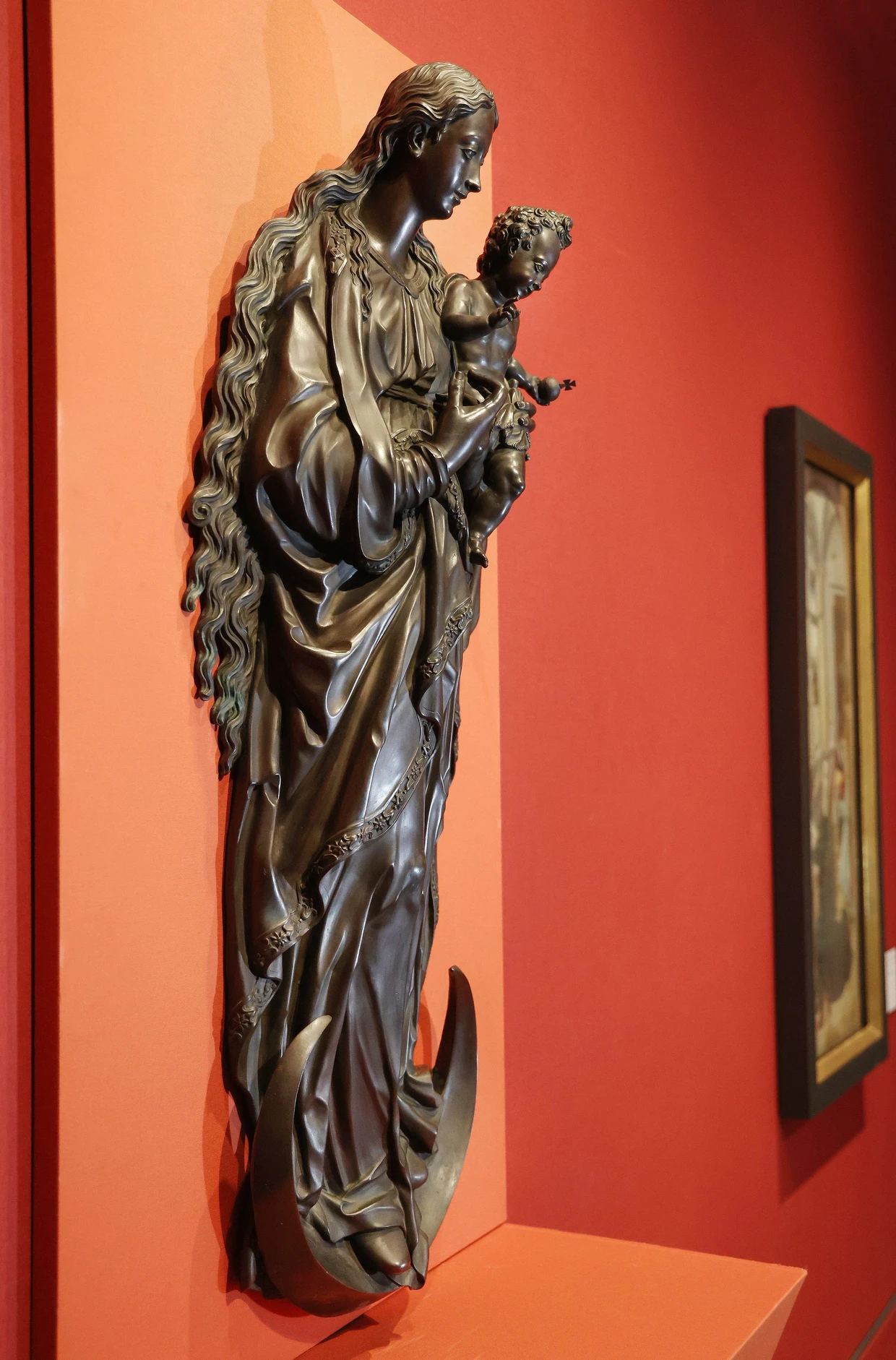 The side view shows how much her elongated neck and narrow lady's head protrude forward: Hubert Gerhard's crescent moon Madonna from 1601, which appears almost in relief