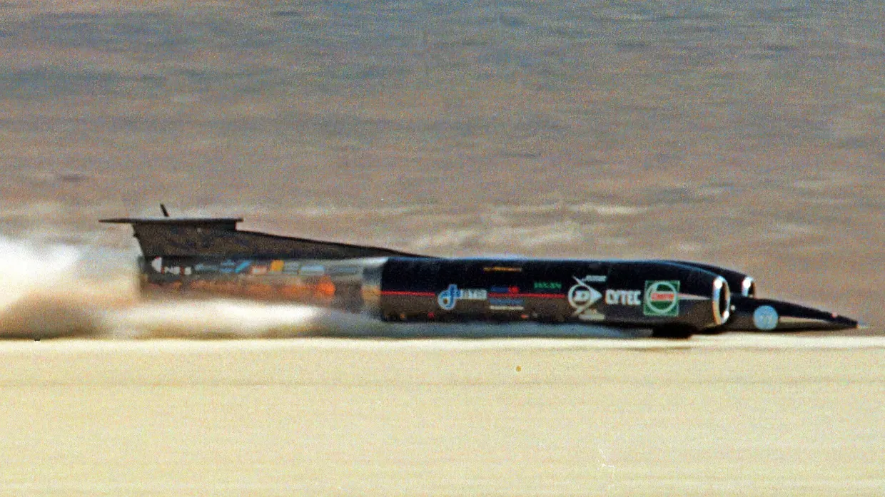 Fast auf den Tag genau 50 Jahre nach Chuck Yeager erreicht der Brite Andy Green in seinem Thrust Super Sonic Car, kurz SSC, Überschallgeschwindigkeit und beweist, dass Mach 1,016 auch im Auto möglich ist.