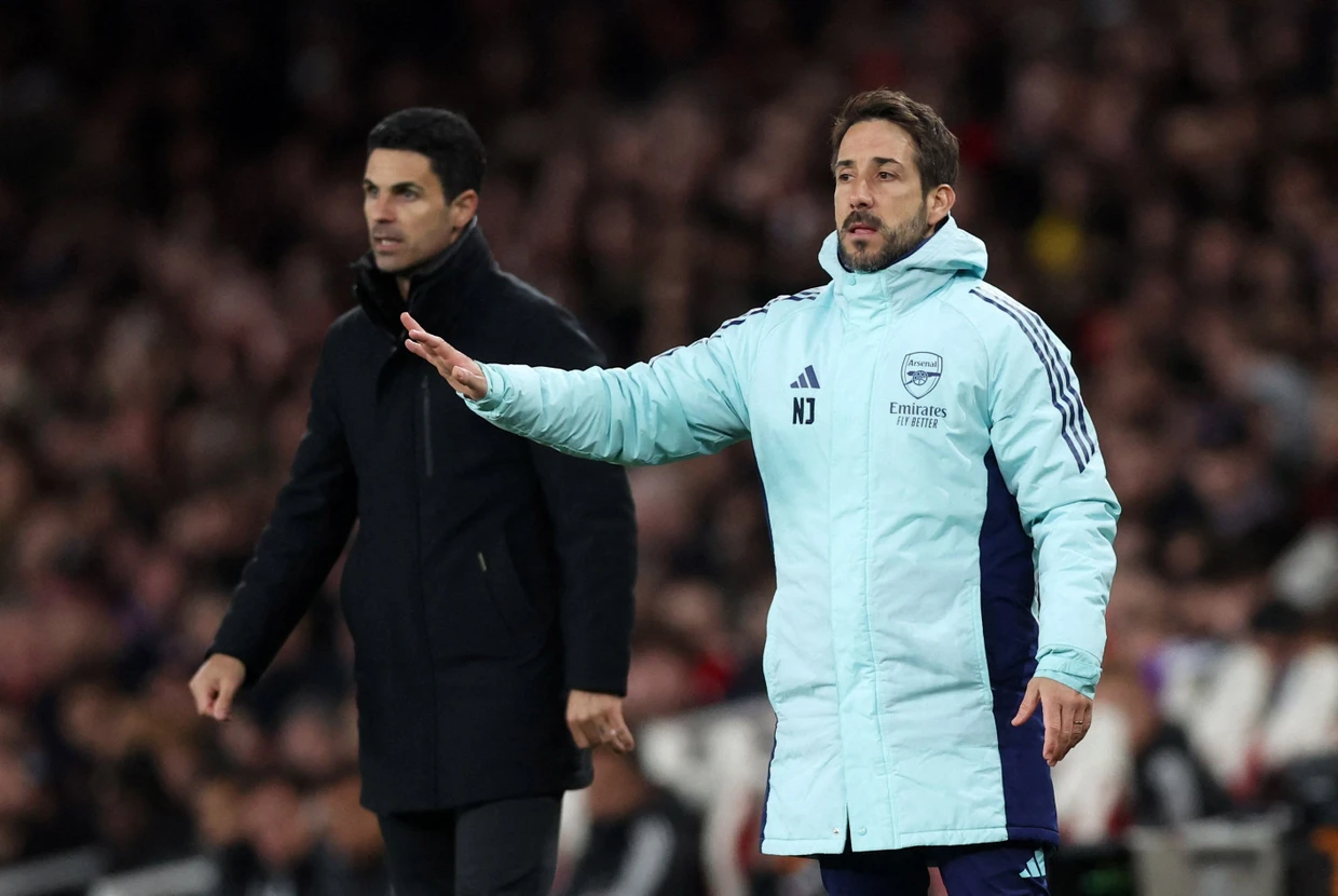 Assistenztrainer Nicolas Jover (rechts) ist bei Arsenal London für die Standardsituationen zuständig.