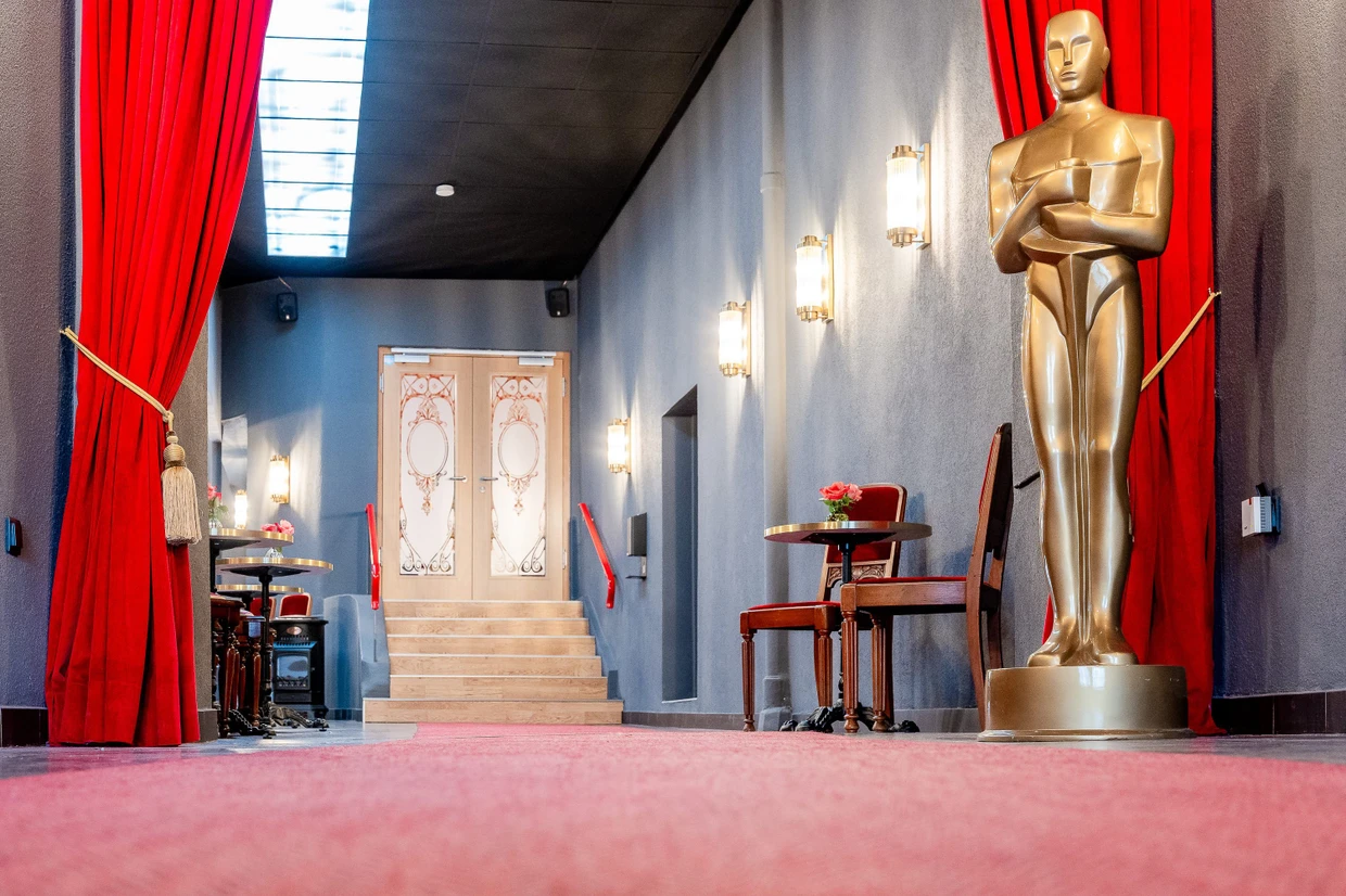 Oscar-Statue und roter Teppich: der Eingang zur „Filmbühne“