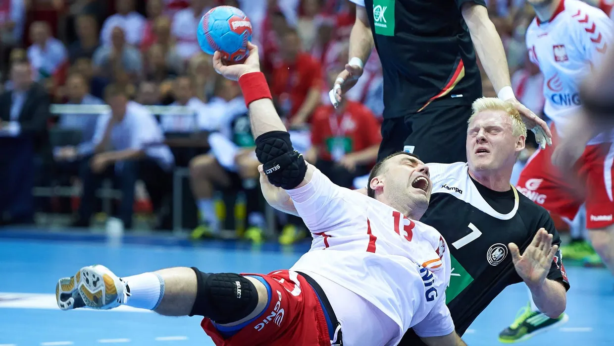 Zähes Ringen: So wie der Pole Bartosz Jurecki (l.) und der Deutsche Patrick Wiencek haben sich auch ihre Teams bekämpft