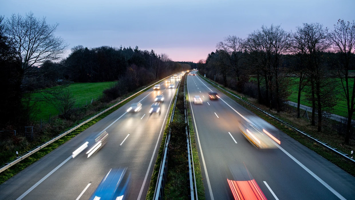 Zahlreiche Autos sind am Morgen auf der Autobahn A28 unterwegs.