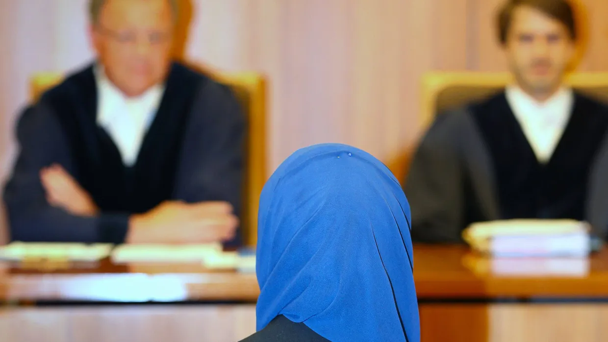 Der Hessische Verwaltungsgerichtshof hat entschieden: Repräsentanten der Justiz ist das Tragen eines Kopftuchs auf der Richterbank nicht erlaubt.