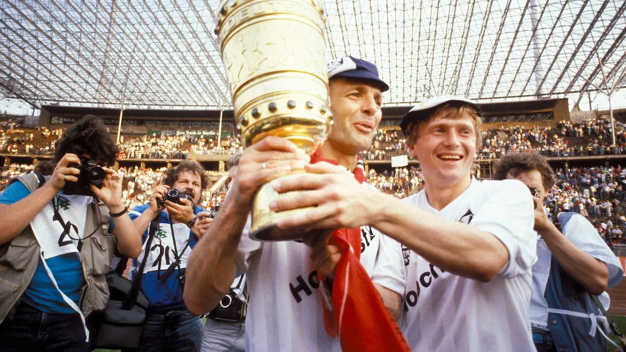 Gemeinsam erfolgreich: Karl-Heinz Körbel (links) und Lajos Detari feiern den Sieg des DFB-Pokals 1988.