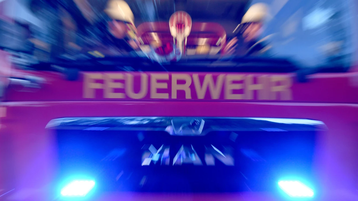 Als hätten sie nicht schon genug Schwierigkeiten: Feuerwehrleute in ihrem Fahrzeug auf dem Weg zu einem Einsatz