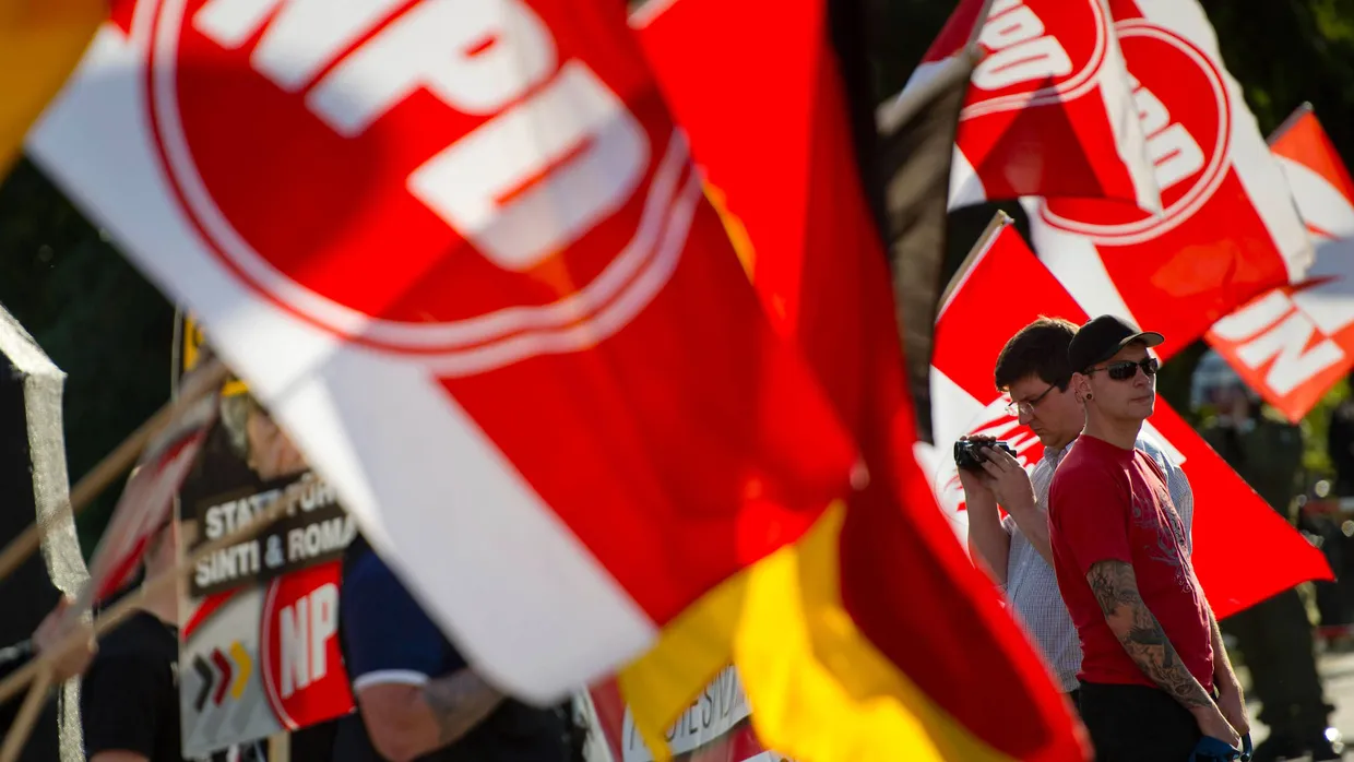 NPD-Flaggen bei einer Demonstration