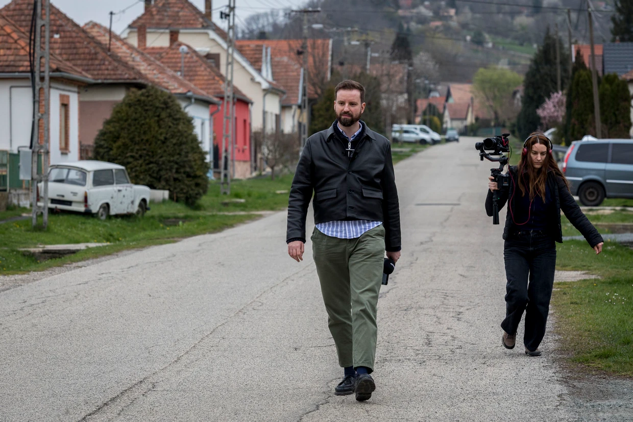 Márton Gulyás unterwegs in der Provinz, um Orbáns Leuten auf den Zahn zu fühlen. Doch die nehmen vor ihm reißaus.