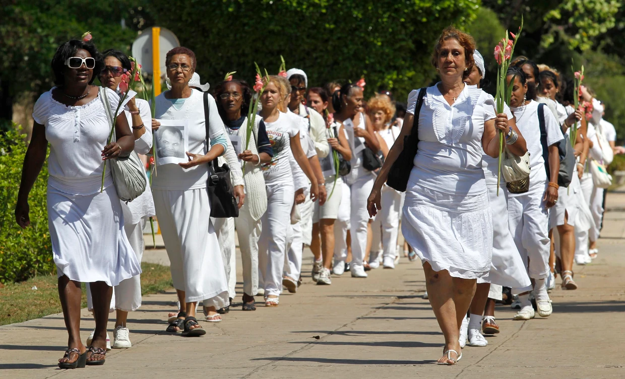 Havanna, 20. Februar 2011: In Weiß und mit Gladiolen in der Hand ziehen die Damas de Blanco, Frauen und Mütter von inhaftierten Regimekritikern, durch die Straßen.