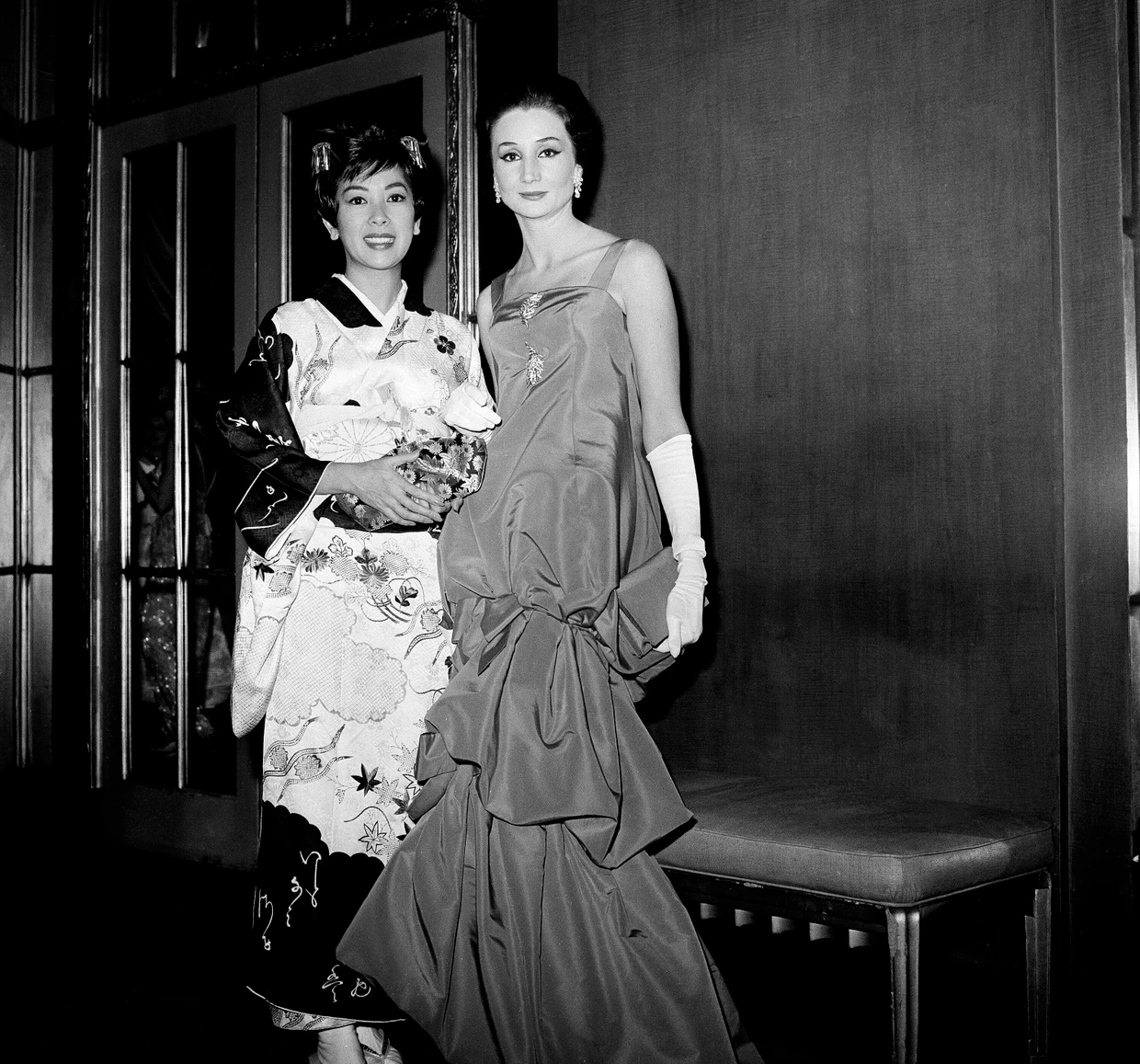 Im Waldorf Astoria in New York: Jacqueline de Ribes (rechts) mit der Schauspielerin Miiko Taka im November 1959