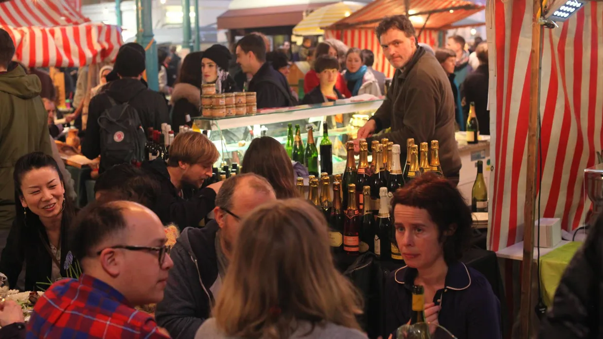 Mit Genuss eintauchen in die Menge: „Markthalle Neun“ im Kreuzberger Wrangelkiez.