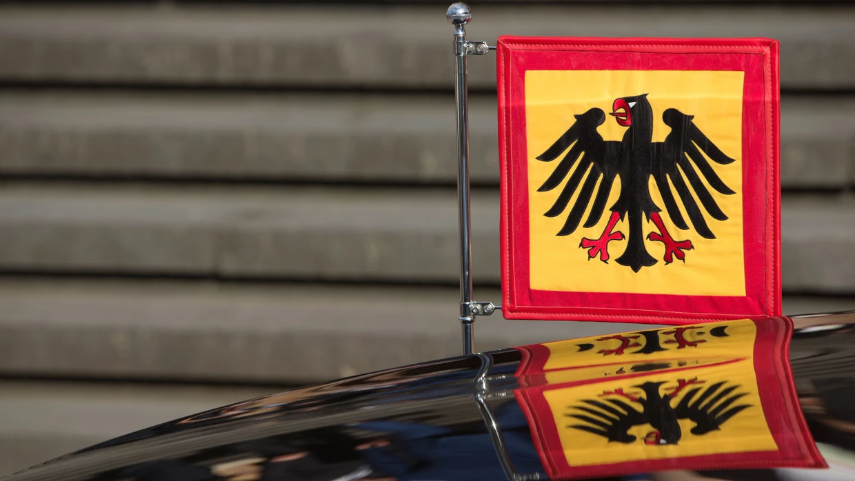 Die Standarte am Dienstwagen von Bundespräsident Frank-Walter Steinmeier im Juni 2017 vor dem Rathaus in Wiesbaden