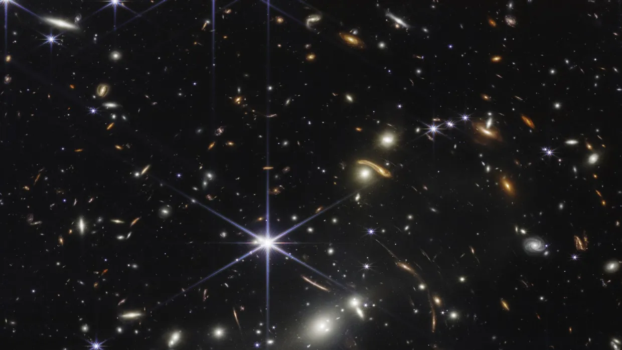Lässt tief blicken: Das erste wissenschaftliche Bild des James Webb Space Telescope zeigt den Galaxienhaufen SMACS 0723, dessen Licht 4,6 Milliarden Jahre zu uns unterwegs war.