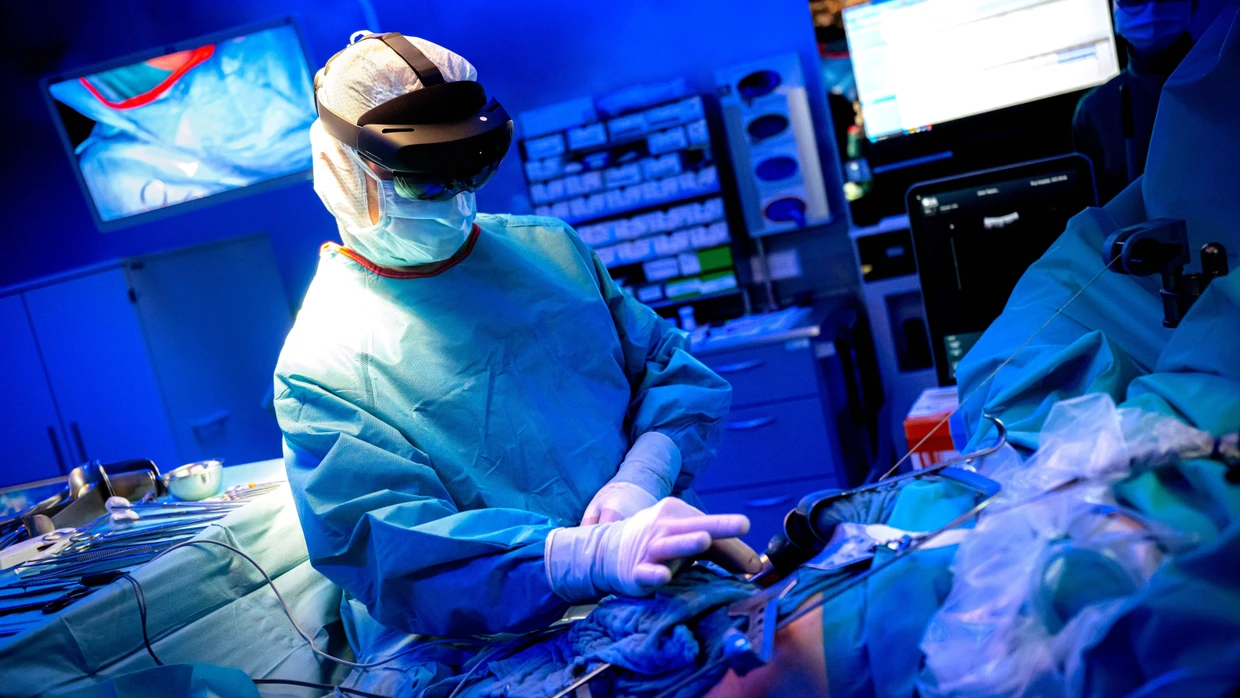 Die Gesundheitsausgaben steigen, auch wegen neuer Techniken wie der „Holomedizin“ mit VR-Brille.