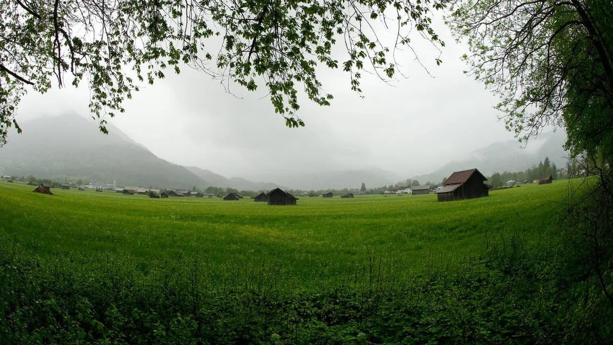 Auf dieser Wiese am Ortsrand von Garmisch-Partenkirchen wollten G7-Gegner campen. Das untersagte die Gemeinde nun.