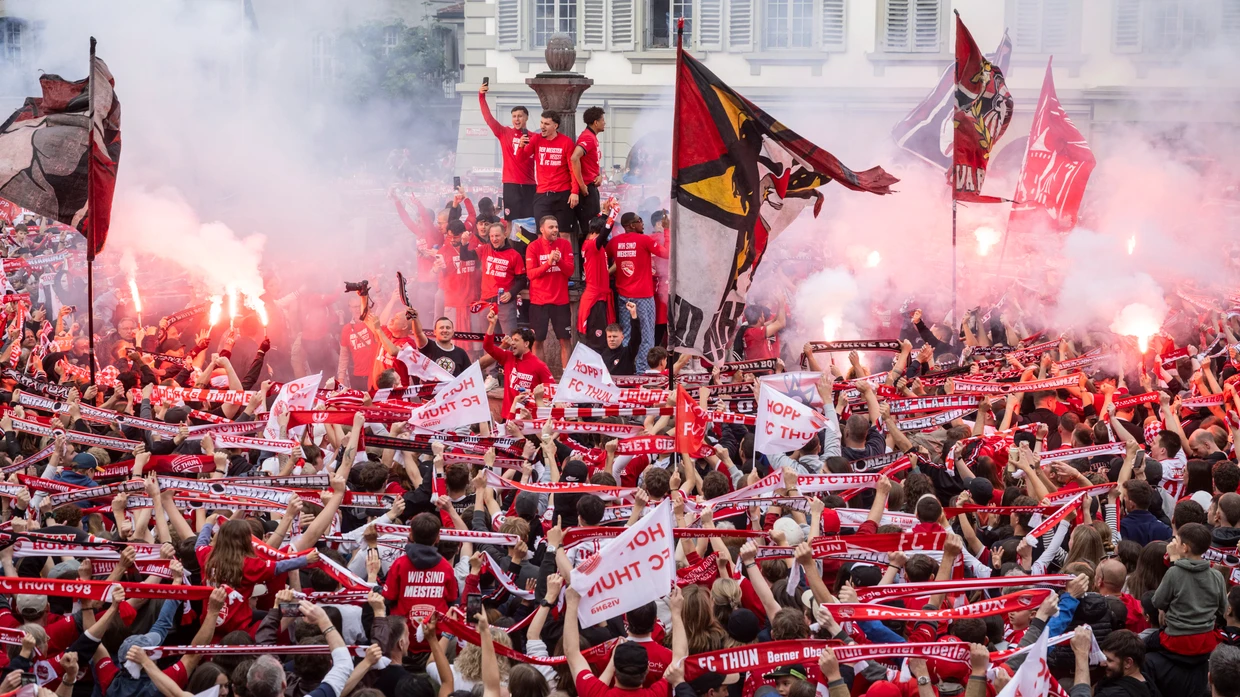 Thun in rot-weiß getaucht: Die Fans feiern die erste Fußballmeisterschaft ihrer Mannschaft.