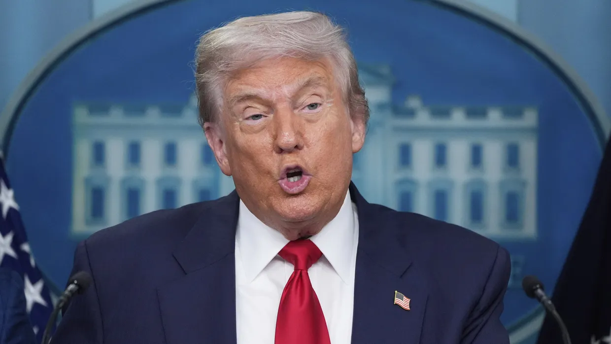 US-Präsident Donald Trump spricht am 11. August 2025 in Washington mit Reportern.