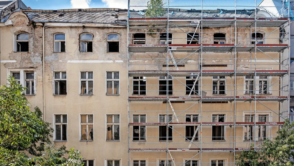 Einstürzender Altbau: ein leerstehendes Haus an der Burgsdorfstraße