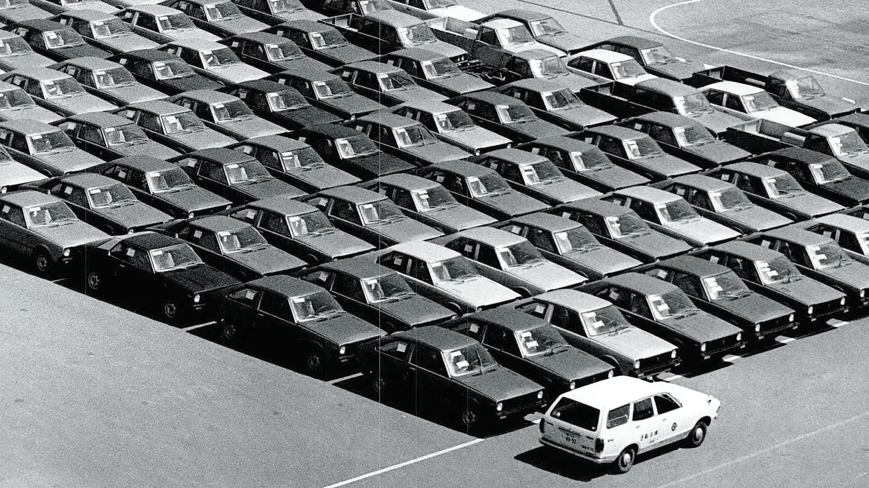 Davor hatte Europa Angst:
  Am Nissan-eigenen Hommoku-Kai  stehen 1979 Autos der Marke  Datsun zur Verschiffung nach Europa und Amerika bereit.